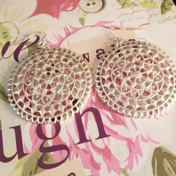 Jewelry - Silver tone round earrings